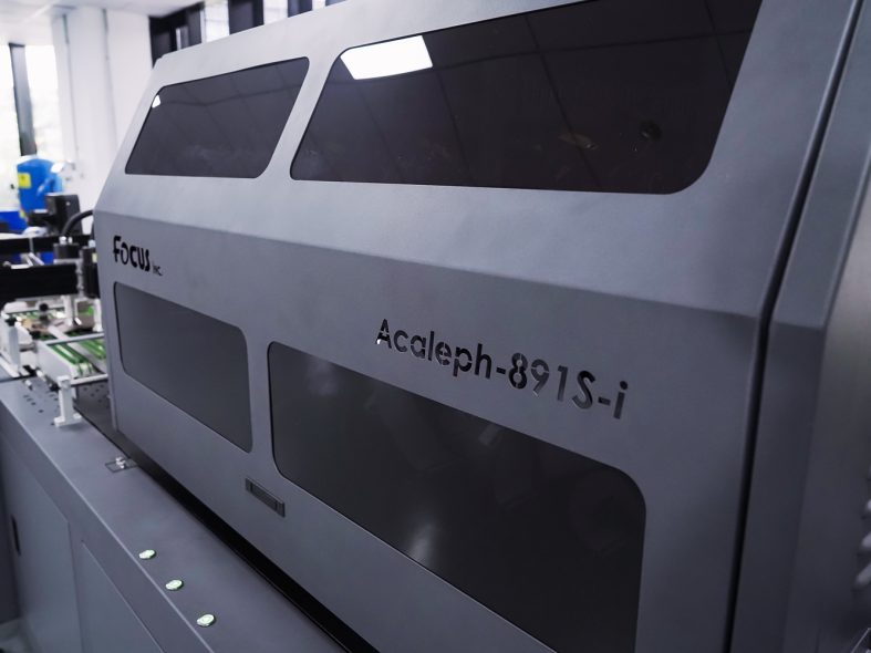 The entire machine is made using laser cutting technology to ensure mechanical precision and stability.