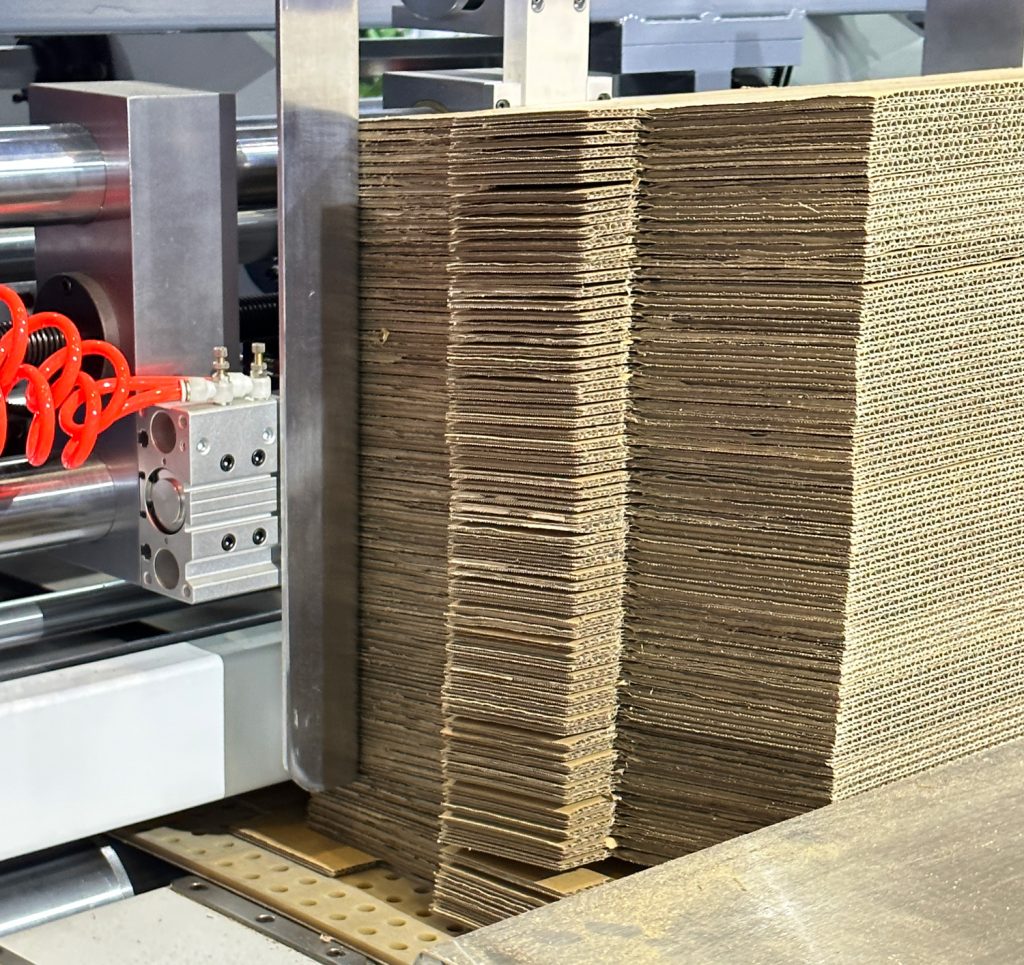 Close-up of post-print digital printing on corrugated board 
Post-print digital printing on finished corrugated board with inline single pass station