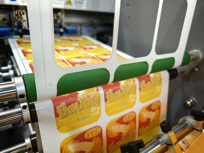Focusinc NEXUS-350J automatic waste removal unit for die-cut labels, eliminating excess material efficiently